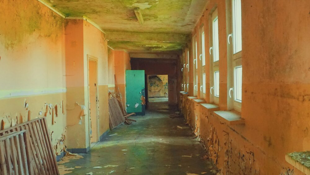 WYSTAWA „SZKOŁA JAKO MIEJSCE WSPÓLNE: ŚLADY I CIENIE SZKOLNEJ WSPÓLNOTY W ZLIKWIDOWANYCH SZKOŁACH WIEJSKICH” Organizator