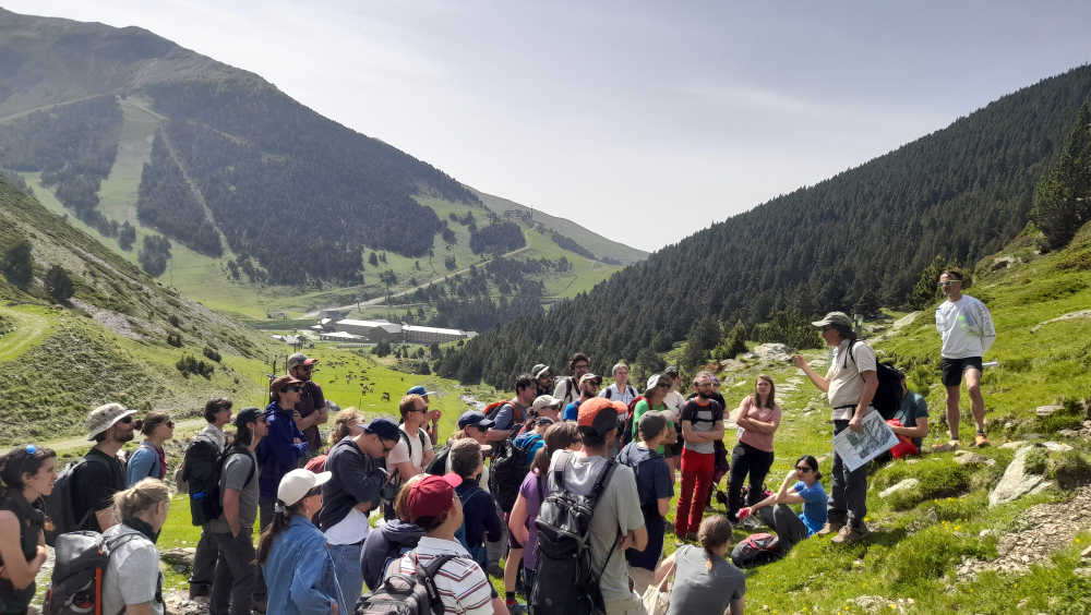 Arqueòleg de l'ICAC fent una xerrada divulgativa en els entorns de l'estació Vall de Núria a grup de persones
