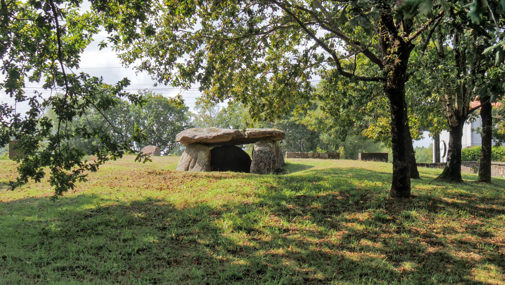 Dolmen de Cabaleiros ou a Casa da Moura