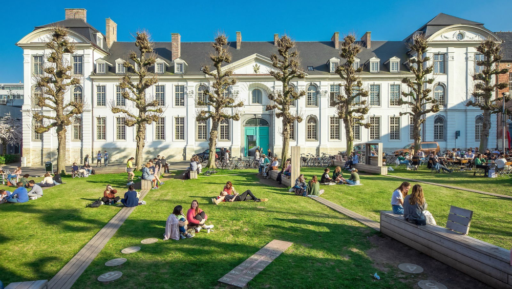 Ga met een gids op stap doorheen vijf eeuwen Pauscollege