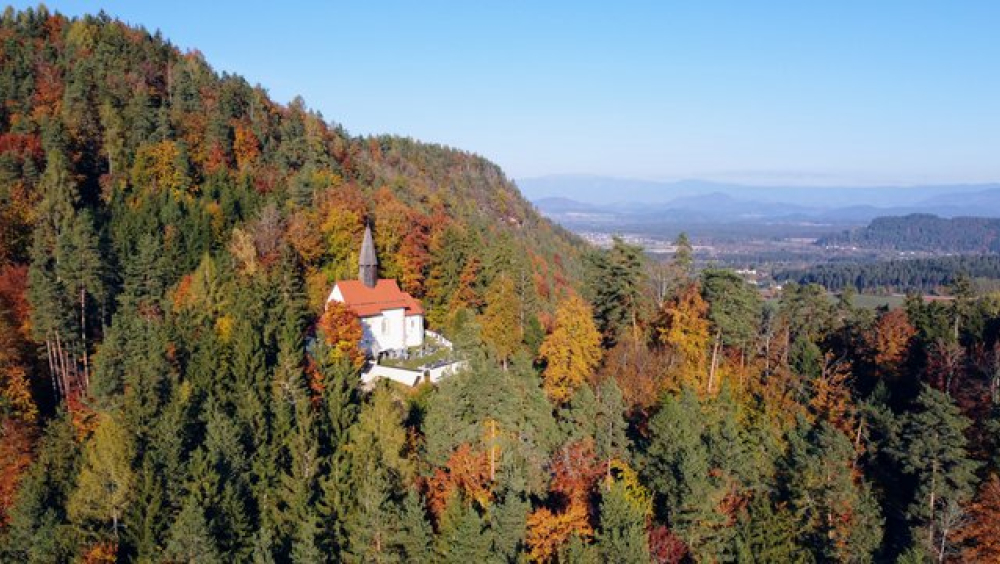 Von der Höhensiedlung bis zur Kirche: Gracarca entdecken. Od naselja na vrhu hriba do cerkve: Odkrijte Gracarce.
