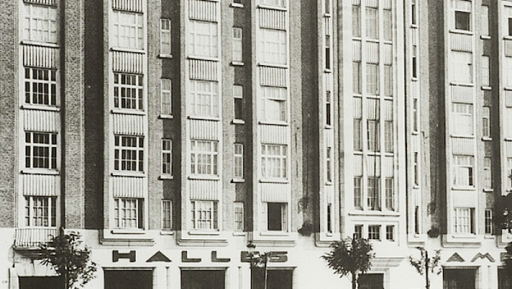 "Wearing a banana grin." A fruity discovery of the Maritim district