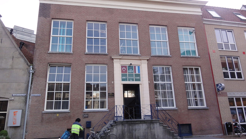 Het Hooge Huys met de Ahmet Yesevi Moskee