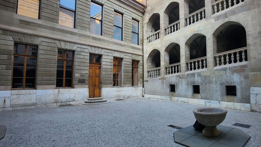 FLÂNERIE HISTORIQUE ET POLITIQUE : LA RUE DE L'HÔTEL-DE-VILLE VOUS OUVRE SES PORTES