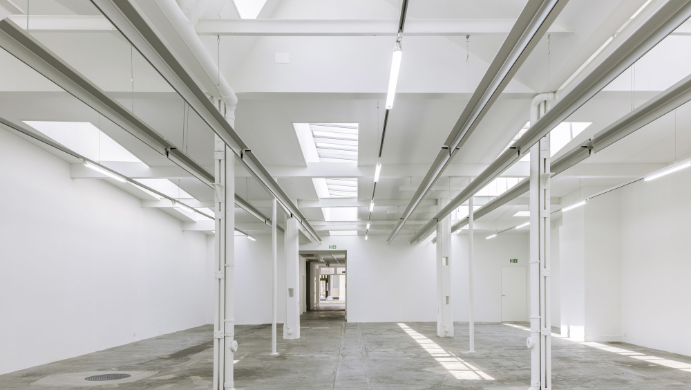 HINTERHOFBAUTEN WERDEN AUSSTELLUNGSRAUM MIT KÜNSTLERATELIERS