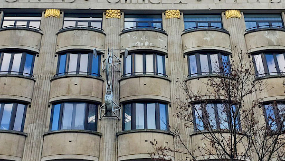 Art Deco between shops and warehouses