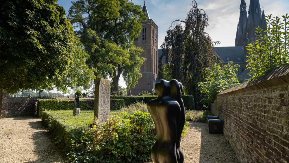Beeldentuin in oude protestantse begraafplaats