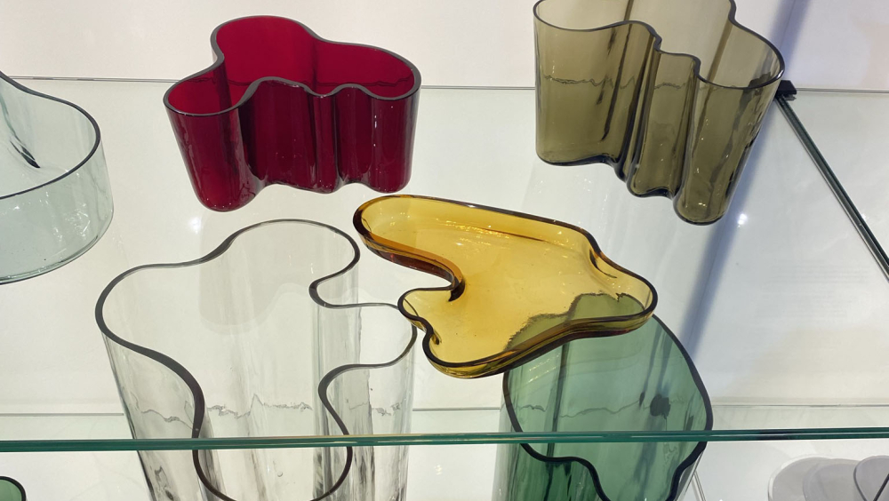 Aalto-maljakon tarina – Karhulan lasitehtaalta kotiemme olohuoneisiin