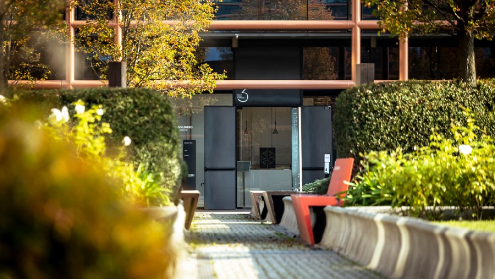 CUBO e i propri Luoghi: Cultura, Architettura e Innovazione Visite guidate tra mostre, percorsi educativi e la storia degli edifici di Unipol che ospitano il museo d’impresa