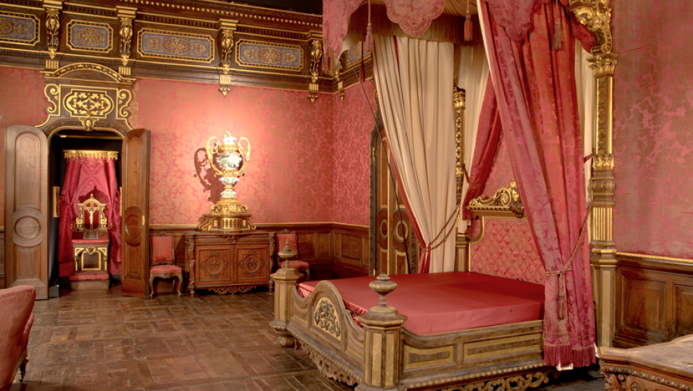 L’arte di costruire con le tazze: installazioni di Matilde Domestico per Reali colazioni e candidi grovigli e visite a tema Invito a cena con il re Vittorio Emanuele II