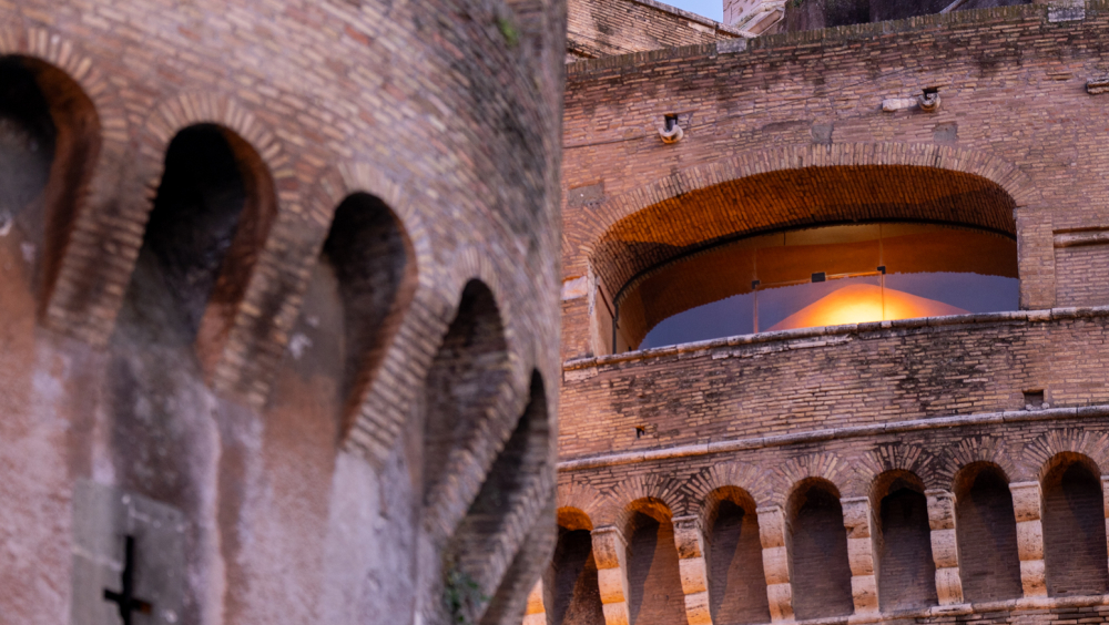 Castel Sant'Angelo e i suoi mille volti. Il connubio tra architettura e archeologia dalla fondazione del Mausoleo ai Capricci piranesiani