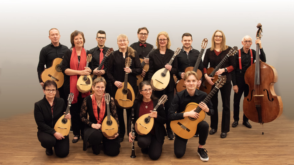 Opluistering Heilige Mis door mandoline-ensemble The...