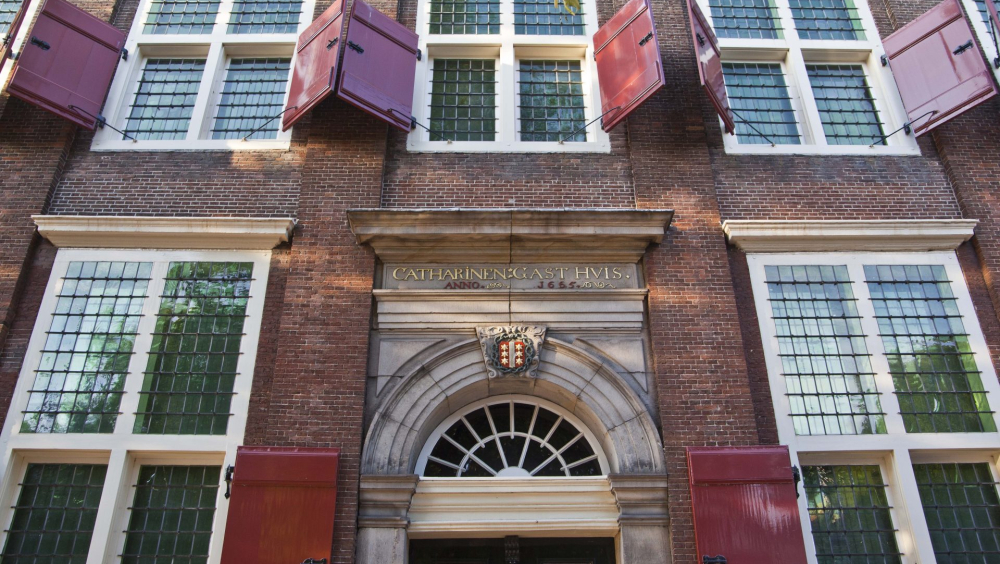 Het Catharina Gasthuis (Museum Gouda) ingang Oosthav...