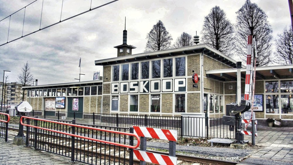 Perron 3, vm Stationsgebouw met goederenloods