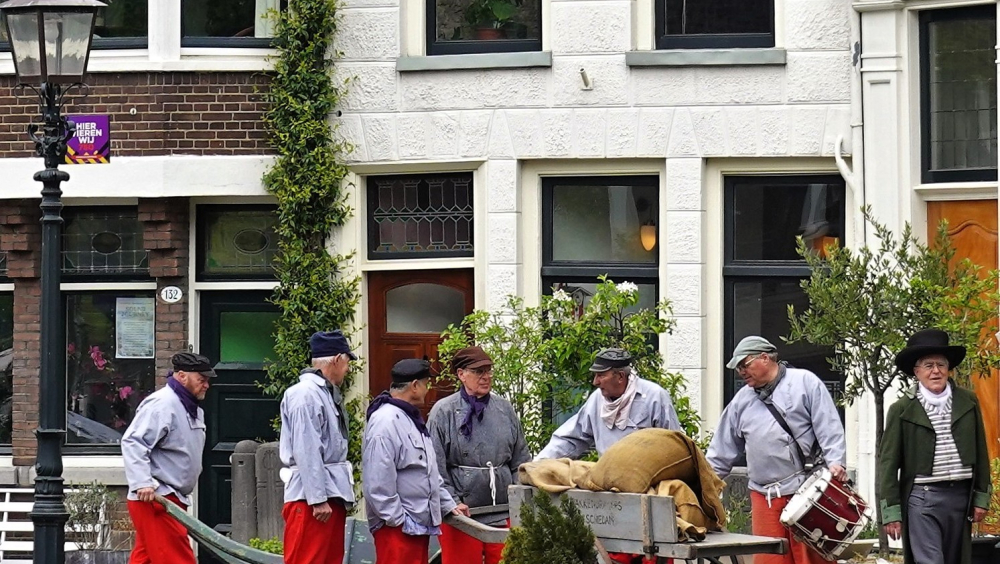 Zakkendragers in actie – performance op het water