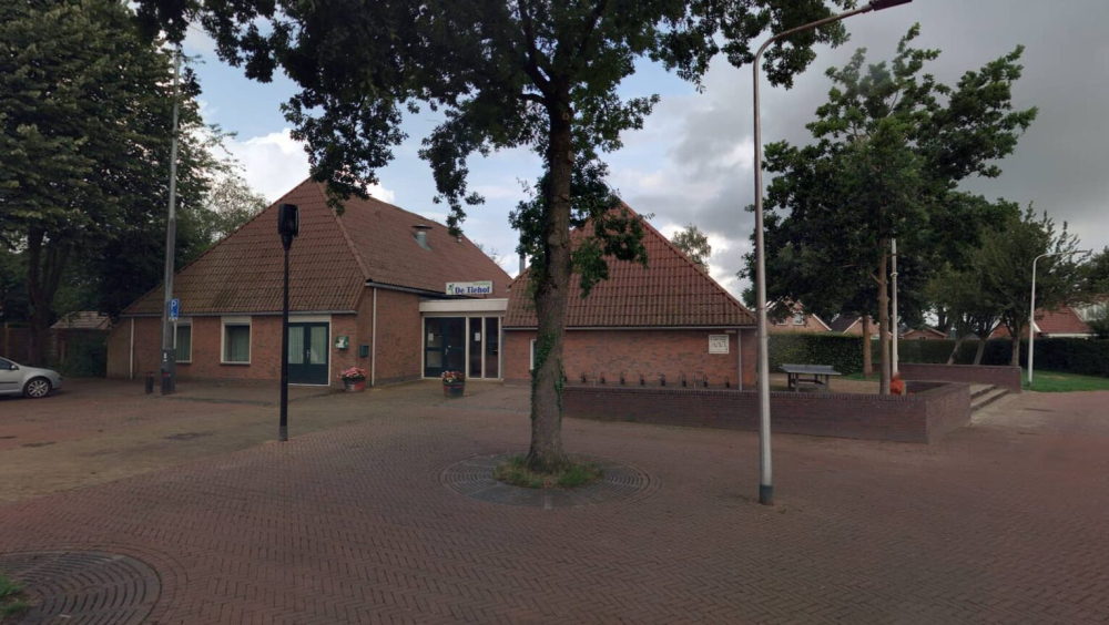 Lange Mannen Met Haast in de dorpshuis de Tiehof in ...