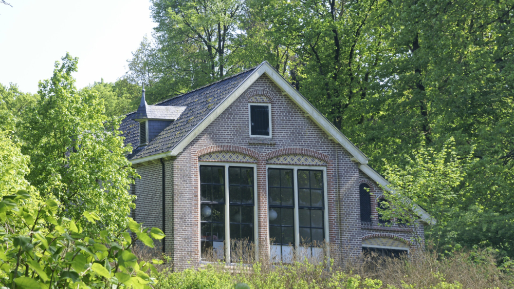 JiciPop zingt in het Kolonieschooltje in Boschoord