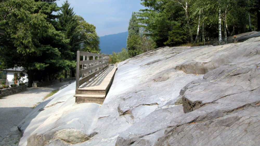 Le incisioni a forma di edifici