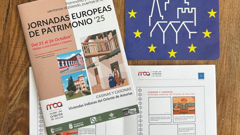 Sobre una mesa de madera hay una manzana, el cuadernillo con la propuesta del Museo del Oriente de Asturias para celebrar las JEP, una pegatina de estas últimas y un cómic con ilustraciones de casas indianas que forma parte de las actividades didácticas «Casinas y Casonas».