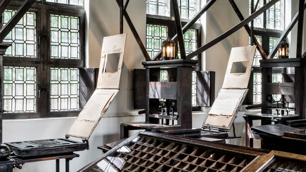 Vrouwen drukken op het verleden