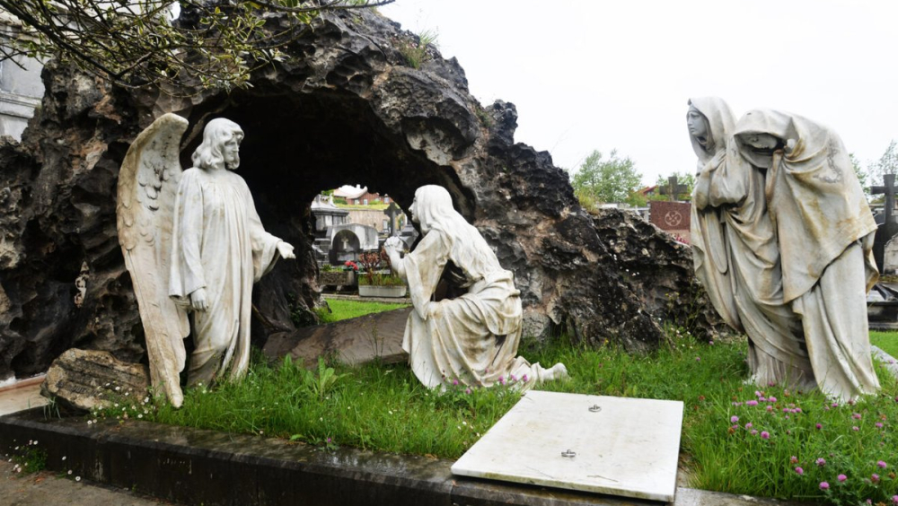 Un cementerio mirando al mar