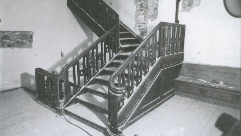 GEHEIMNISSE HINTER BURGFASSADEN