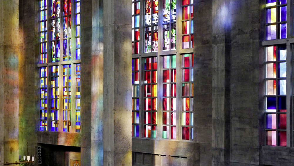 ST. ANTONIUS-KIRCHE: MAGISCHES LICHTSPIEL AUF BÉTON BRUT
