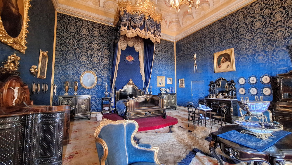 «O melhor que se acha à venda»  –  "A mobília para a sala de cama da rainha D. Maria Pia no Palácio da Ajuda"