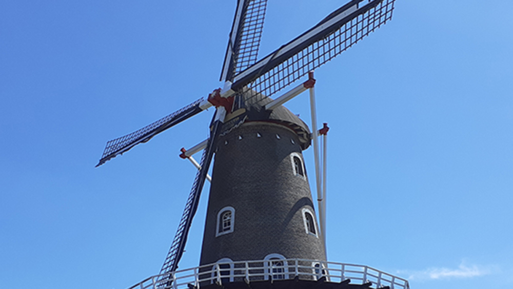 Beneden-Leeuwen: Korenmolen De Wielewaal