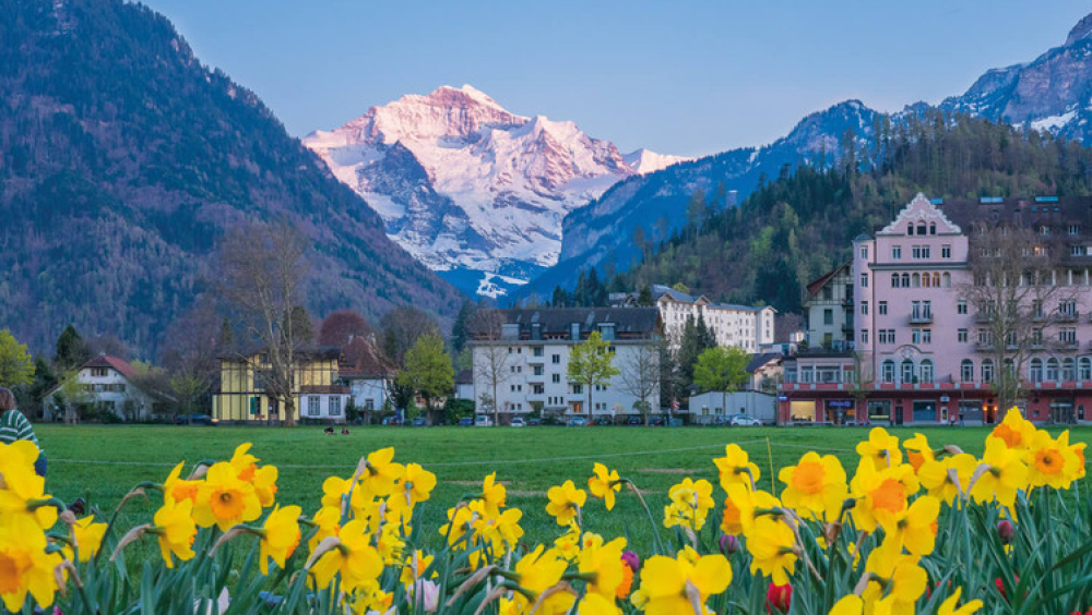 HOTELBAUTEN MIT FREIEM BLICK AUF DIE JUNGFRAU