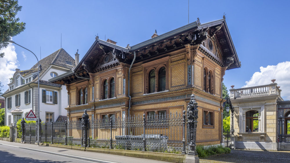 REICHES NEBENGEBÄUDE