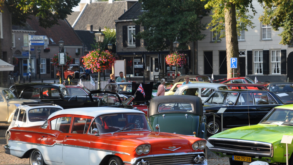 Old Timers Oirschot: Oirschot Mobiel op de Markt