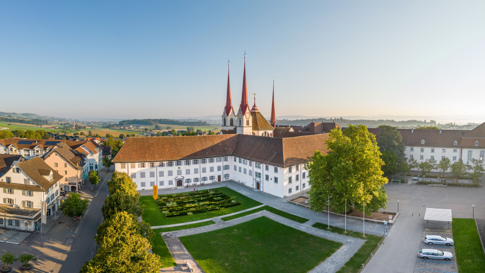 HERAUSFORDERUNGEN DER UMNUTZUNG