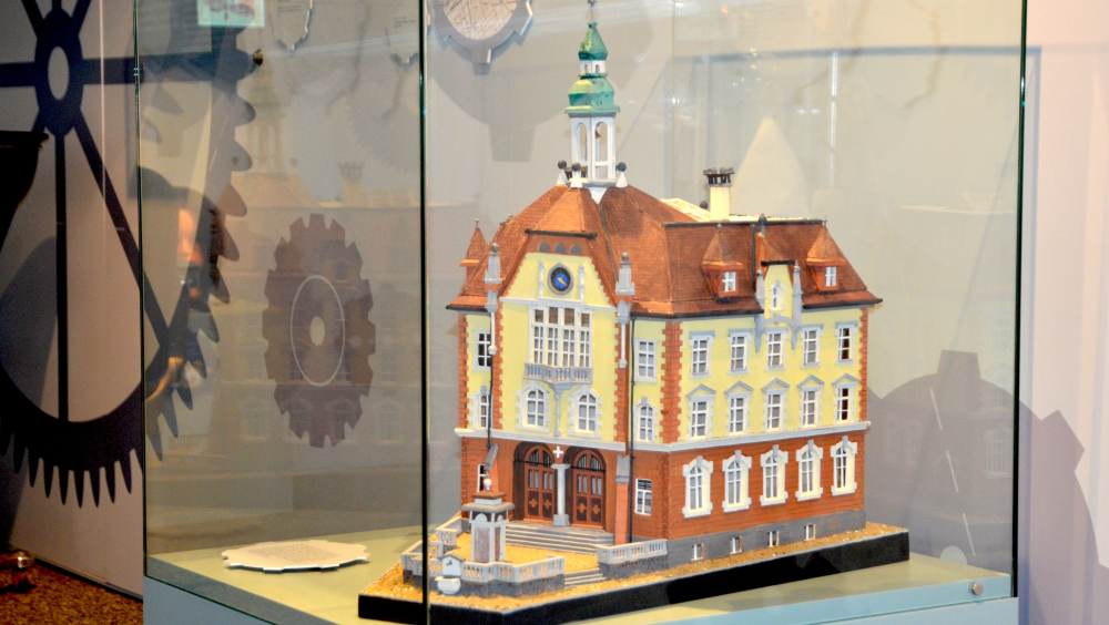 DAS ABGERISSENE WAHRZEICHEN