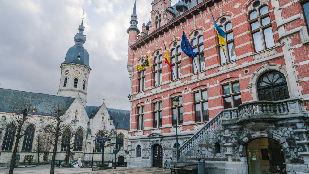 In stijl: geleid bezoek aan de Onze-Lieve-Vrouwekerk en Gemeentehuis