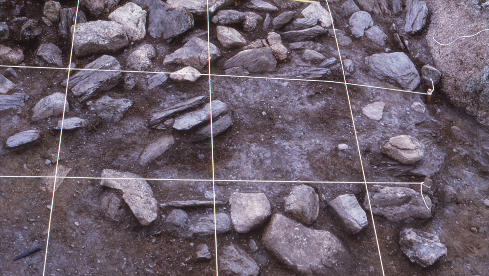 Tur til dei gamle hustuftene i Gudmedalen