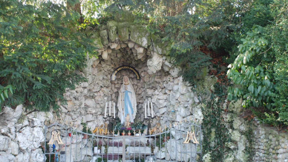 VON DER LOURDES-GROTTE ZUM SIECHENHAUS