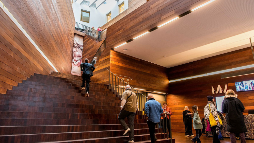 Op ontdekking door het MoMu-gebouw