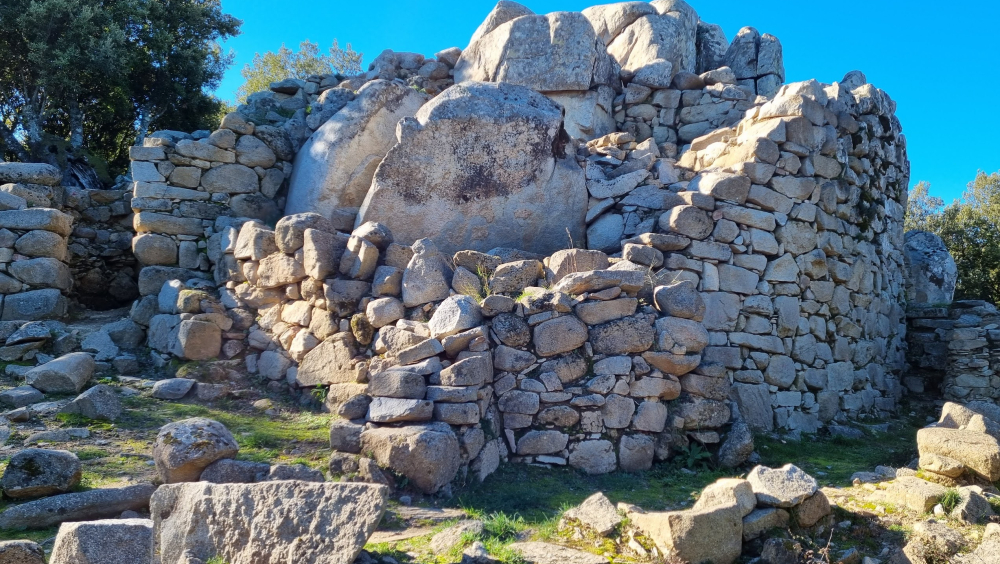 Seleni - L' unicità della architettura nuragica che si integra al territorio