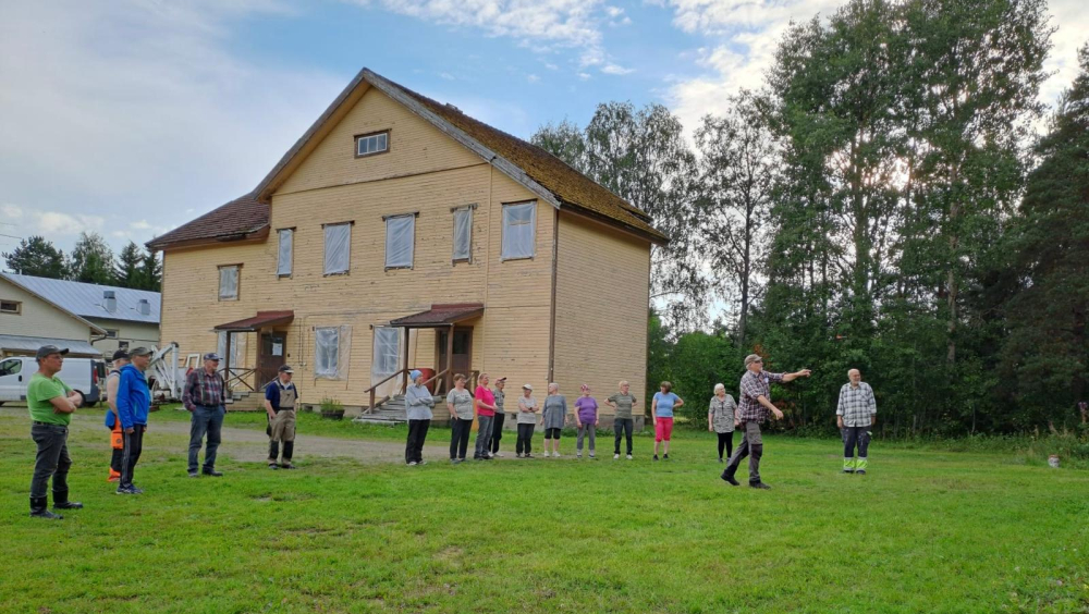 Vepsän vanhan kyläkoulun katto- ja ikkunaremontin valmistumisjuhlat − Muisteluksia koulun vaiheista ja tehdyistä talkoista
