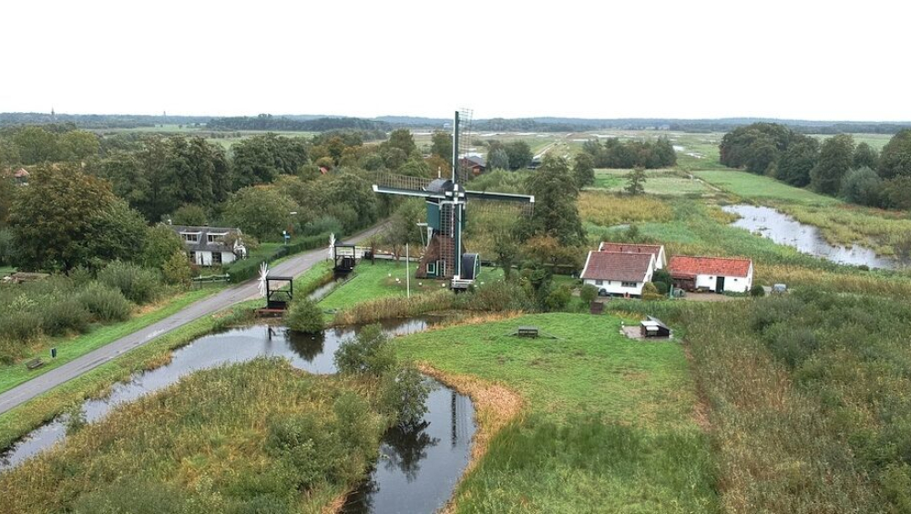 Molen De Trouwe Wachter met schutsluis Tienhoven