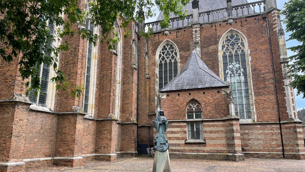 Walburgiskerk, Librije en kerktoren