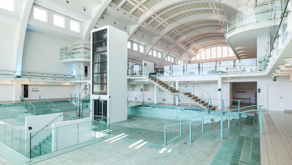Un pique-nique dans la piscine à La Cité Miroir
