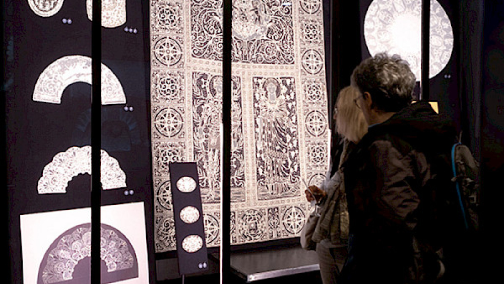 Standing guide @Fashion & Lace Museum