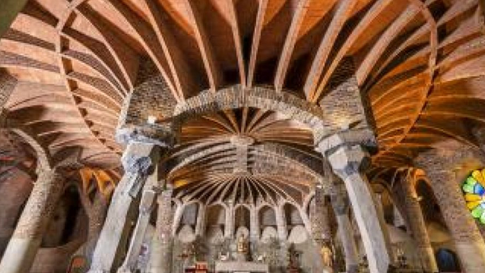 Visita: Cripta de Gaudí. Arquitectura i històries