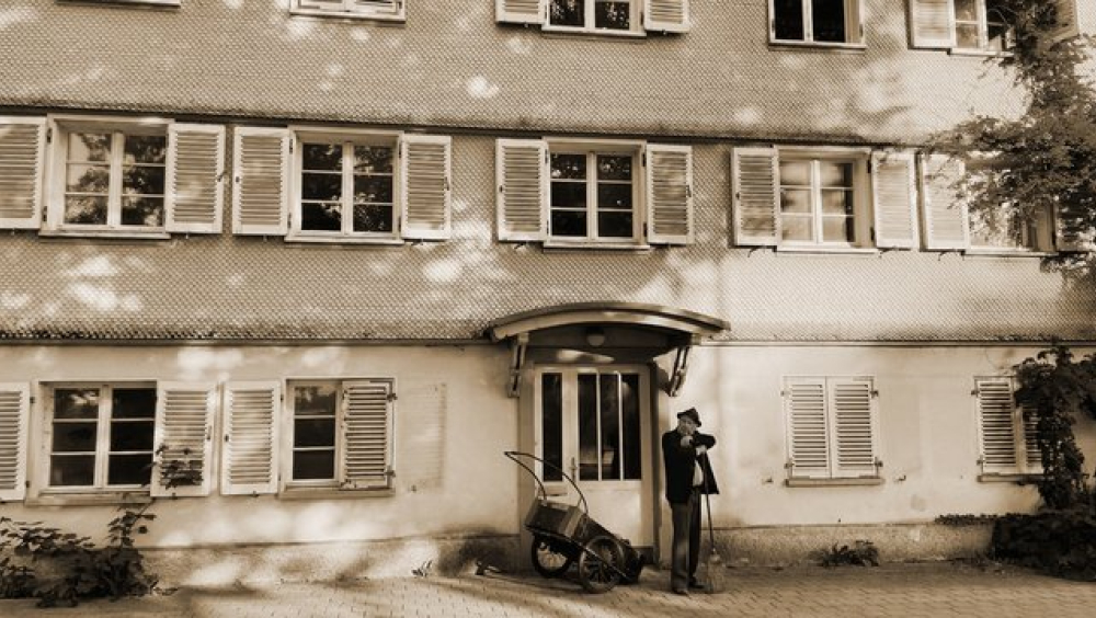 Schauspieler Marcus Harm als Straßenkehrer Fifi in Hard