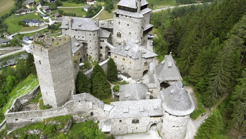 Burg Finstergrün in Ramingstein