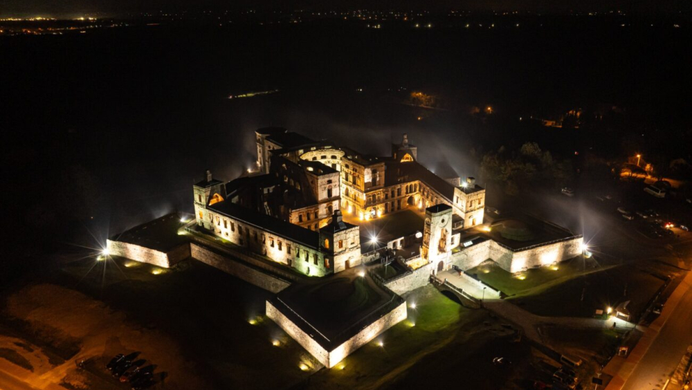 Zwiedzanie Zamku Krzyżtopór w Ujeździe z przewodnikiem w cenie biletu wstępu Organizator