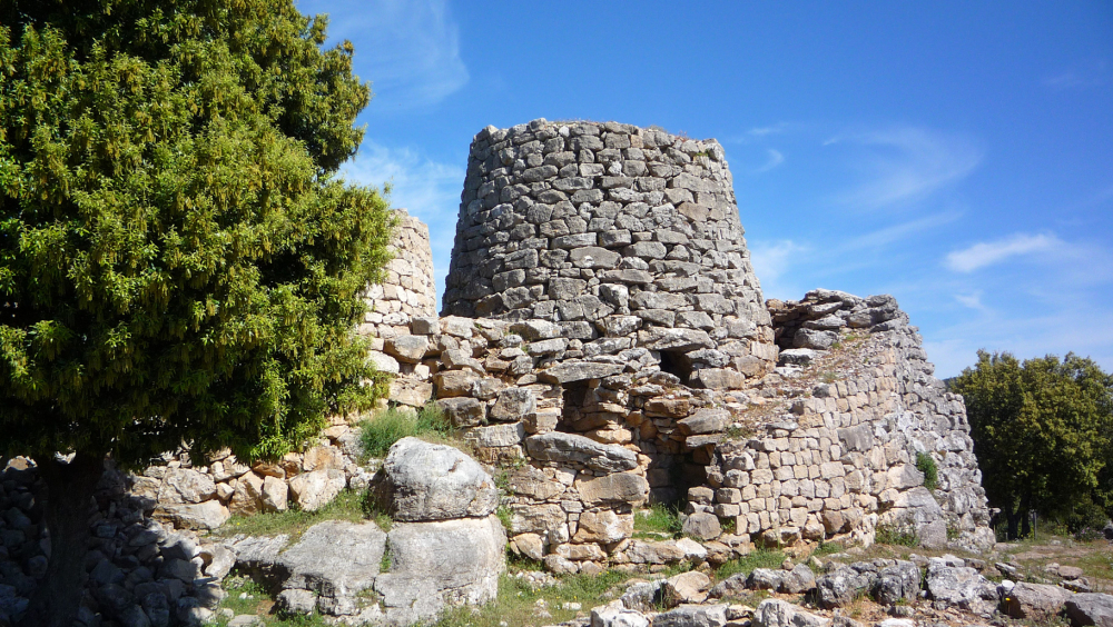 Nuraghe e grotta di Serbissi