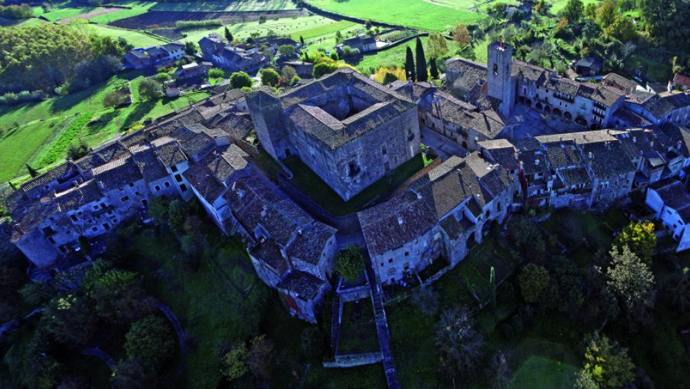 Visita guiada a la vila medieval i al castell de Santa Pau